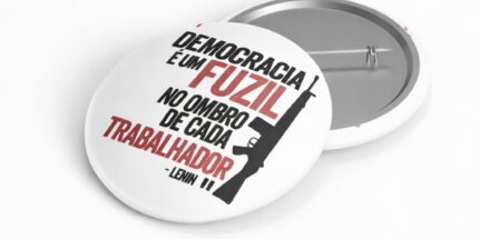 Democracia é um Fuzil no Ombro de Cada Trabalhador – Bóton de Plástico