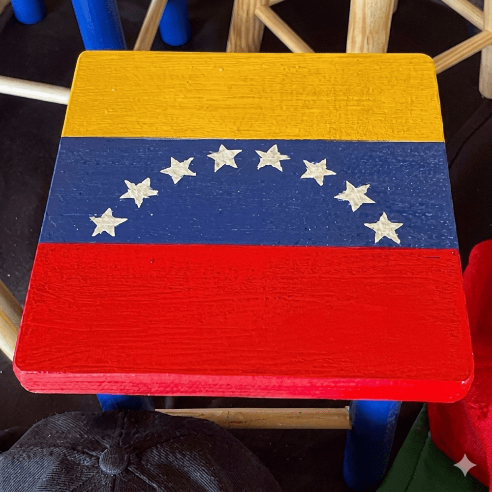 Bandeira da Venezuela – Banquinho Decorativo Pintado à Mão - Imagem 3