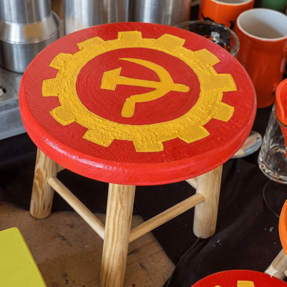 Engrenagem, Foice e Martelo - Banquinho Decorativo Pintado à Mão - Imagem 2